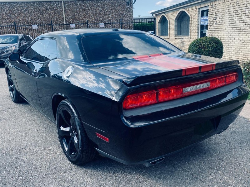 Dodge Challenger Vehicle Full-screen Gallery Image 03