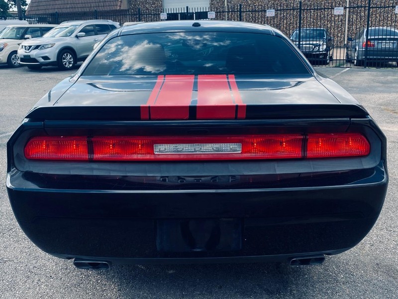 Dodge Challenger Vehicle Full-screen Gallery Image 04