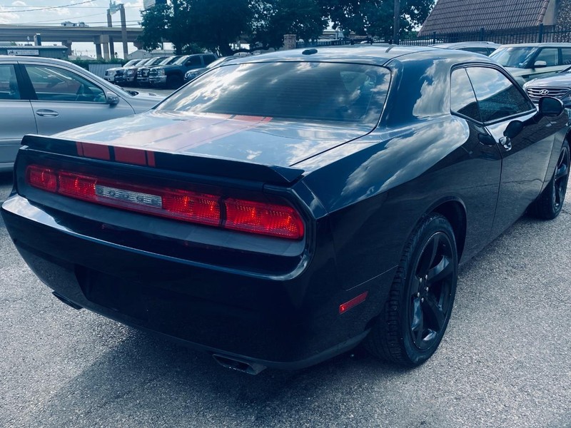 Dodge Challenger Vehicle Full-screen Gallery Image 06