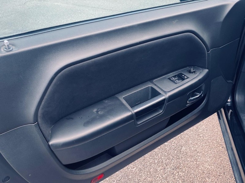 Dodge Challenger Vehicle Full-screen Gallery Image 11