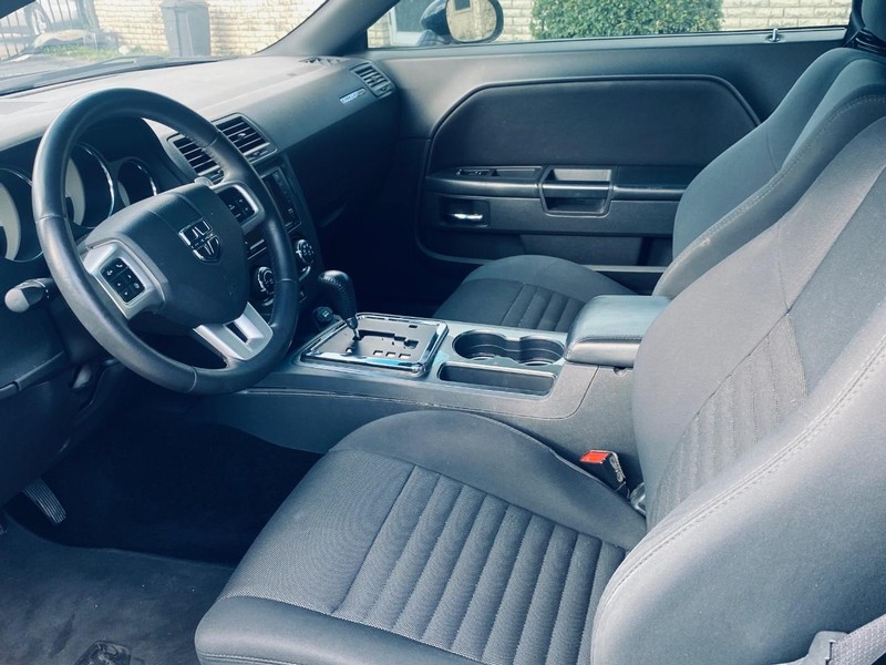 Dodge Challenger Vehicle Full-screen Gallery Image 12