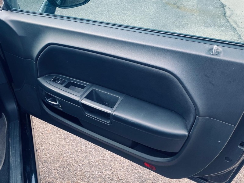 Dodge Challenger Vehicle Full-screen Gallery Image 14