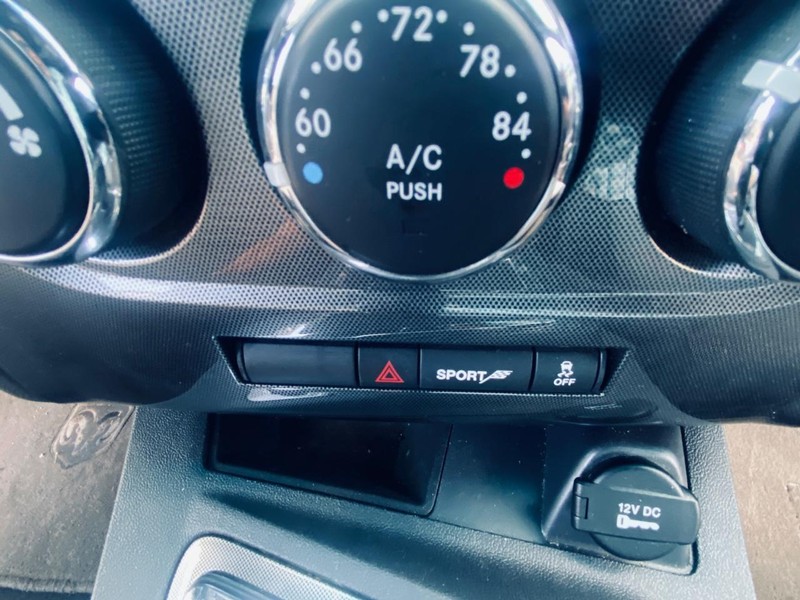 Dodge Challenger Vehicle Full-screen Gallery Image 21