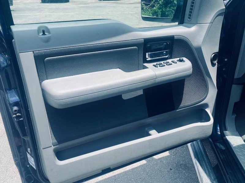 Ford F-150 Vehicle Full-screen Gallery Image 09
