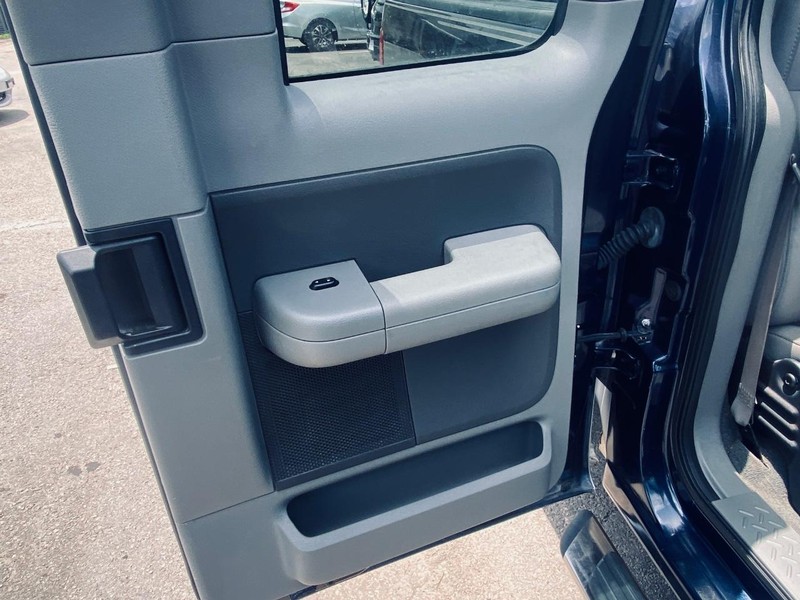 Ford F-150 Vehicle Full-screen Gallery Image 16