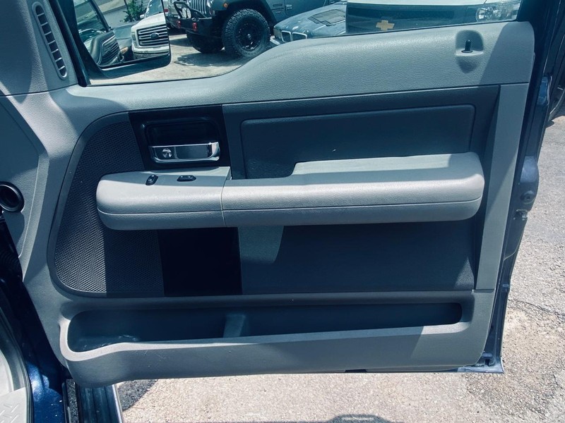Ford F-150 Vehicle Full-screen Gallery Image 18