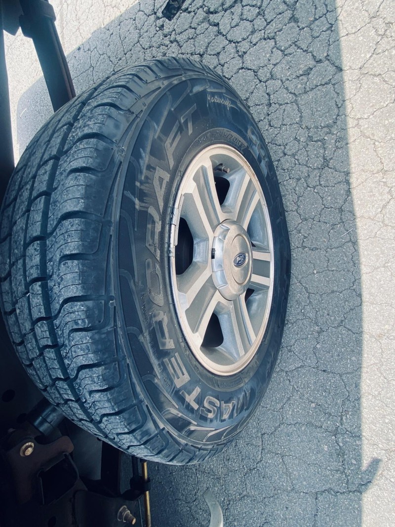 Ford F-150 Vehicle Full-screen Gallery Image 25