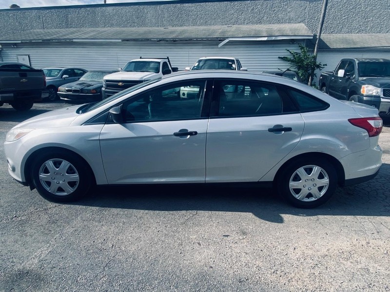 Ford Focus Vehicle Full-screen Gallery Image 02