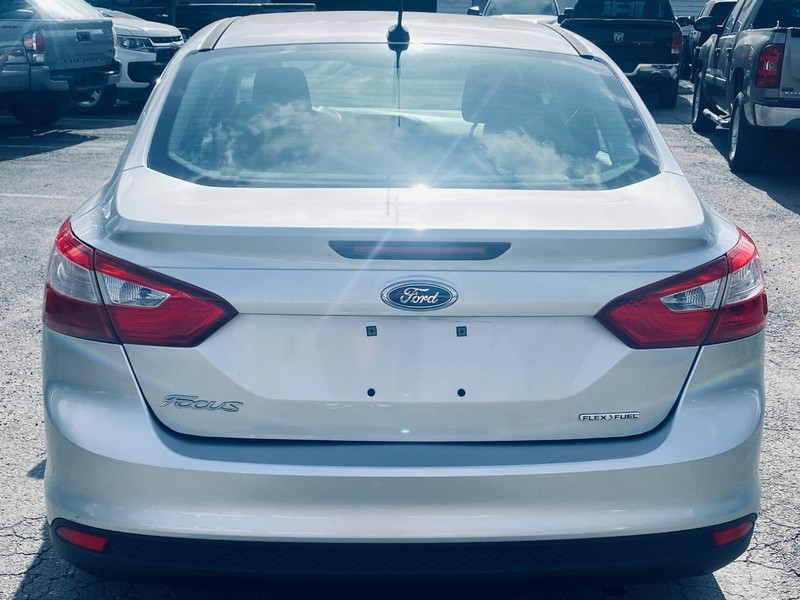 Ford Focus Vehicle Full-screen Gallery Image 04