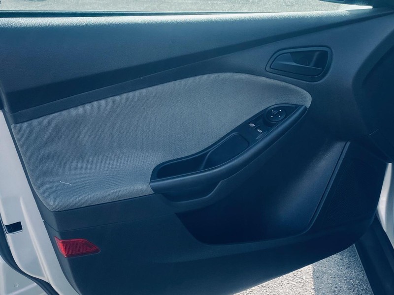 Ford Focus Vehicle Full-screen Gallery Image 11