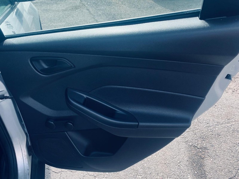 Ford Focus Vehicle Full-screen Gallery Image 16