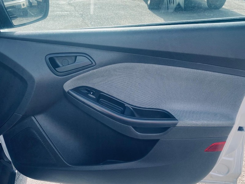 Ford Focus Vehicle Full-screen Gallery Image 18