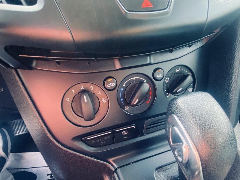 Ford Focus Vehicle Full-screen Gallery Image 25