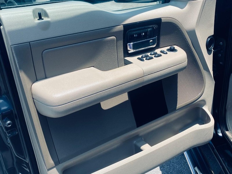 Ford F-150 Vehicle Full-screen Gallery Image 11