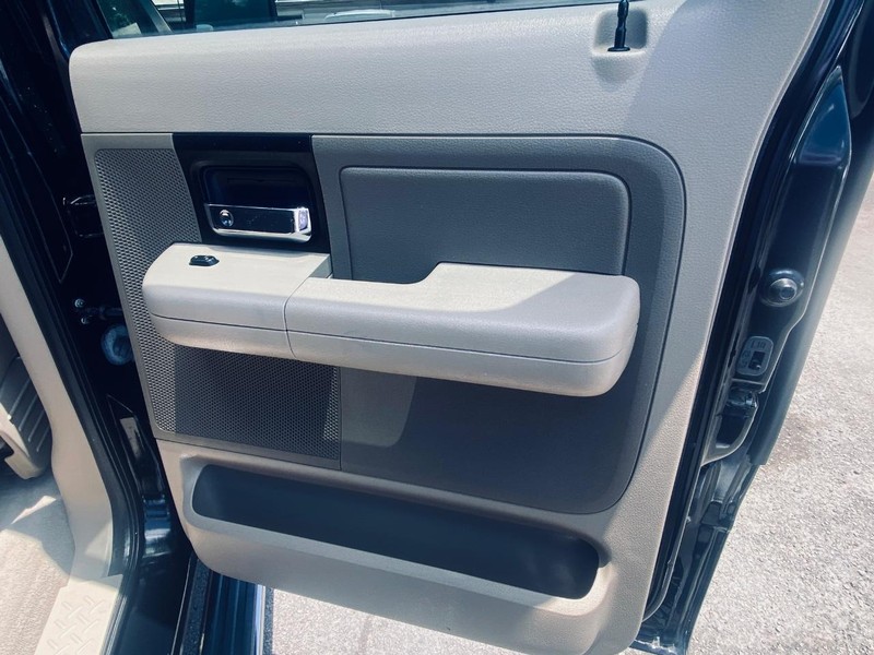 Ford F-150 Vehicle Full-screen Gallery Image 17