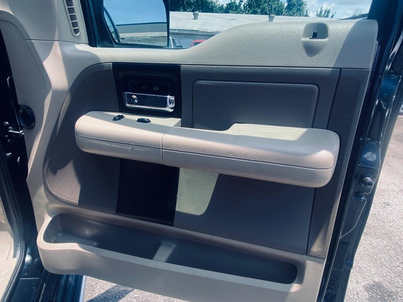 Ford F-150 Vehicle Full-screen Gallery Image 19