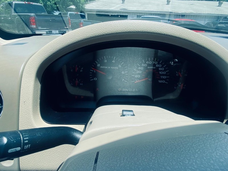 Ford F-150 Vehicle Full-screen Gallery Image 24