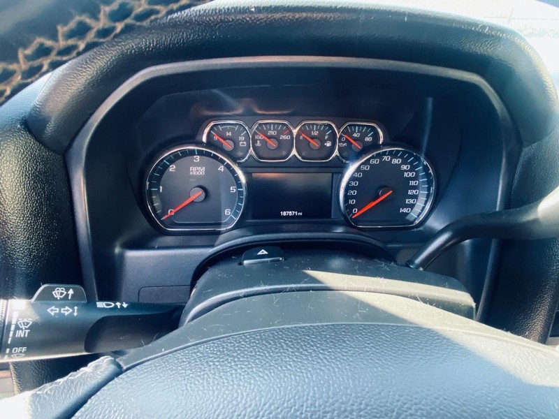 Chevrolet Silverado 1500 Vehicle Full-screen Gallery Image 24