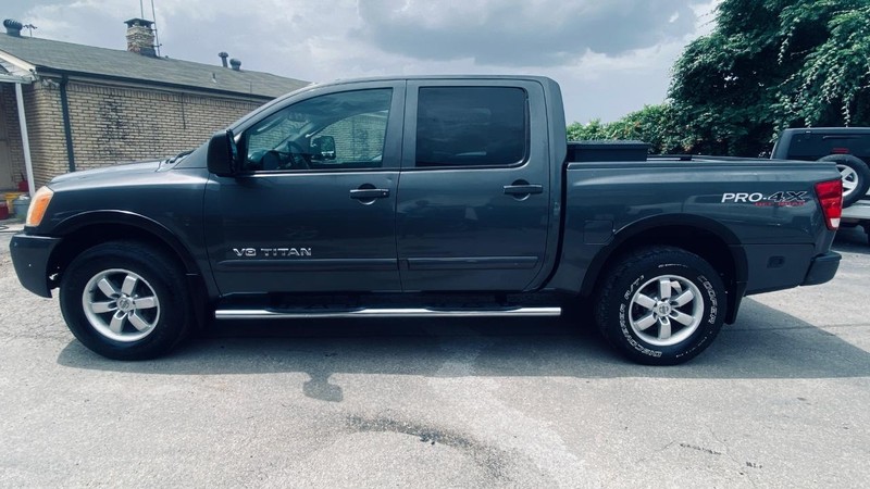 Nissan Titan Vehicle Full-screen Gallery Image 02