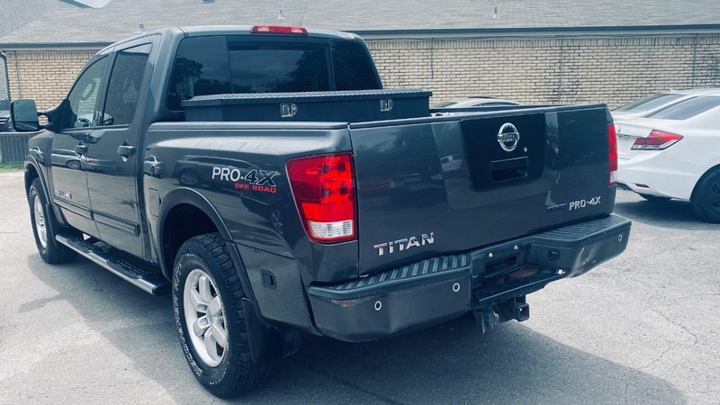 Nissan Titan Vehicle Full-screen Gallery Image 04