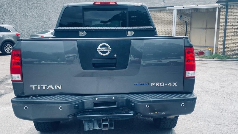 Nissan Titan Vehicle Full-screen Gallery Image 06