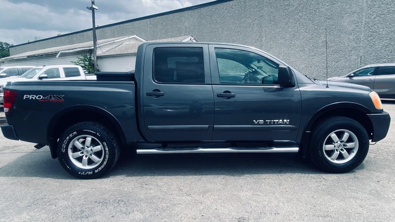 Nissan Titan Vehicle Full-screen Gallery Image 08