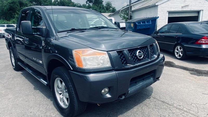 Nissan Titan Vehicle Full-screen Gallery Image 09