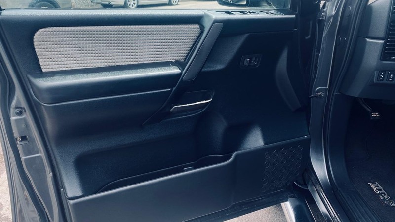 Nissan Titan Vehicle Full-screen Gallery Image 12