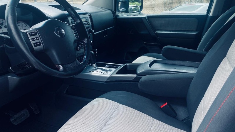 Nissan Titan Vehicle Full-screen Gallery Image 13