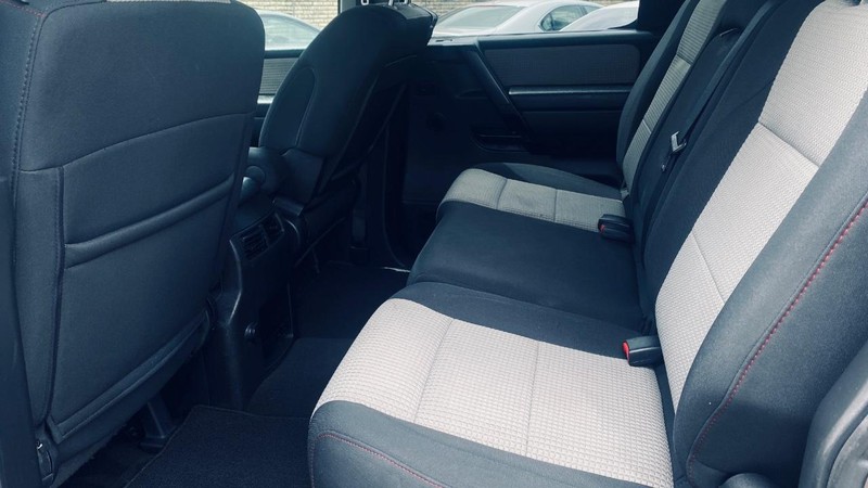 Nissan Titan Vehicle Full-screen Gallery Image 16
