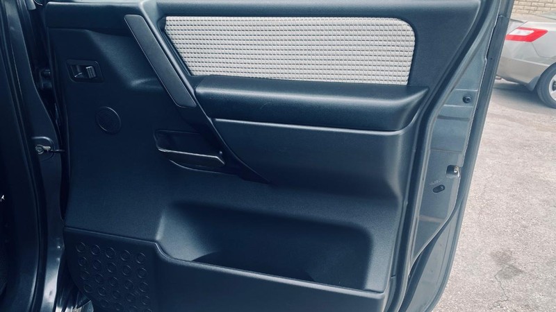 Nissan Titan Vehicle Full-screen Gallery Image 17