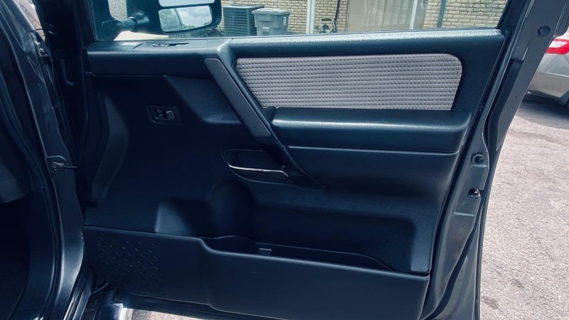 Nissan Titan Vehicle Full-screen Gallery Image 19