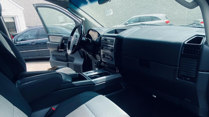 Nissan Titan Vehicle Full-screen Gallery Image 21