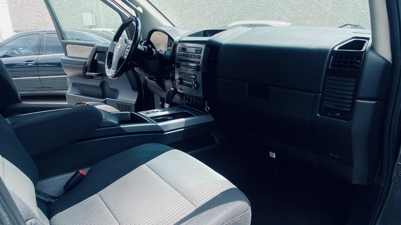 Nissan Titan Vehicle Full-screen Gallery Image 22