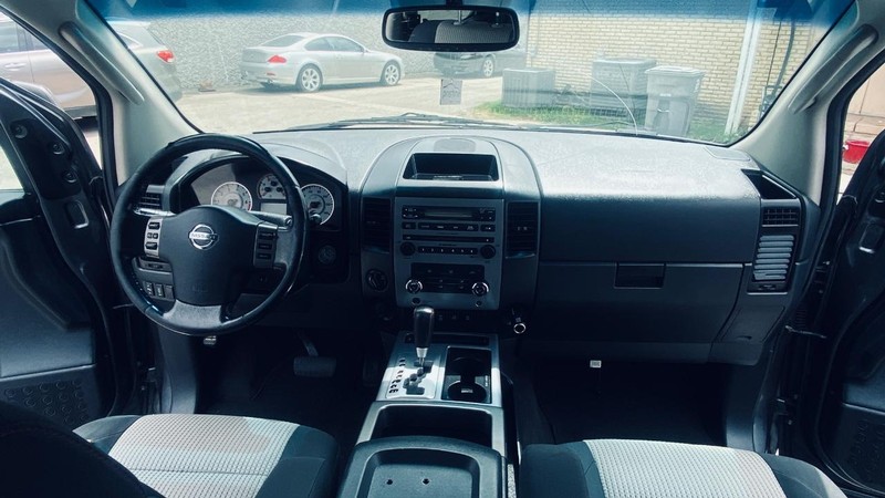 Nissan Titan Vehicle Full-screen Gallery Image 23