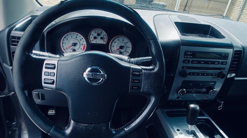 Nissan Titan Vehicle Full-screen Gallery Image 24