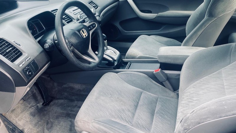 Honda Civic Coupe Vehicle Full-screen Gallery Image 12