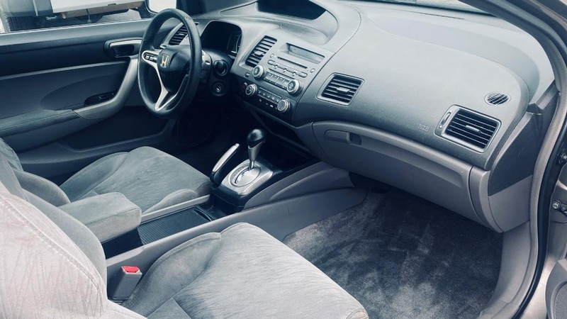 Honda Civic Coupe Vehicle Full-screen Gallery Image 17