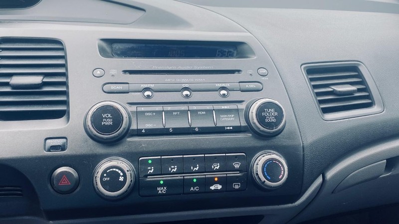 Honda Civic Coupe Vehicle Full-screen Gallery Image 22