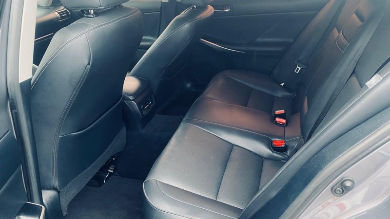 Lexus IS 250 Vehicle Full-screen Gallery Image 14