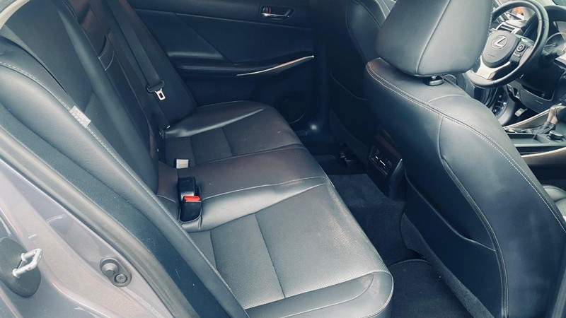 Lexus IS 250 Vehicle Full-screen Gallery Image 17