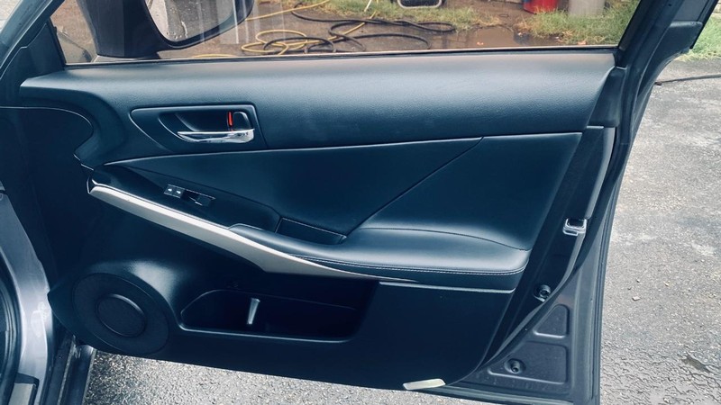 Lexus IS 250 Vehicle Full-screen Gallery Image 18