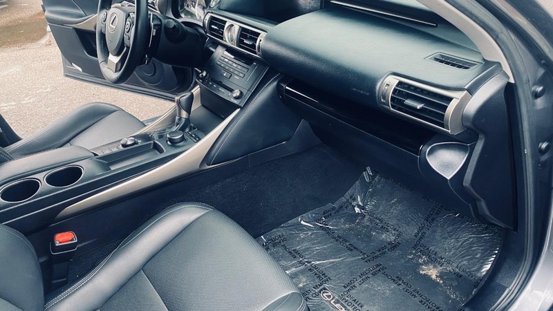 Lexus IS 250 Vehicle Full-screen Gallery Image 19