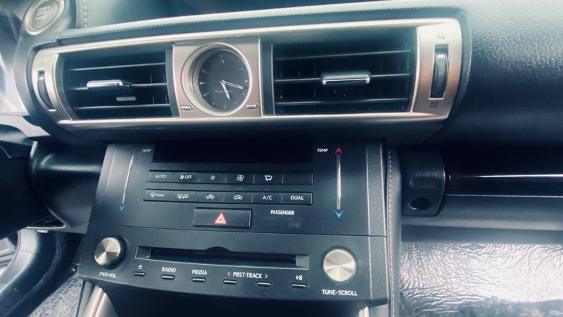Lexus IS 250 Vehicle Full-screen Gallery Image 23