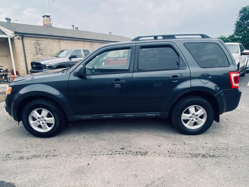 Ford Escape Vehicle Full-screen Gallery Image 02