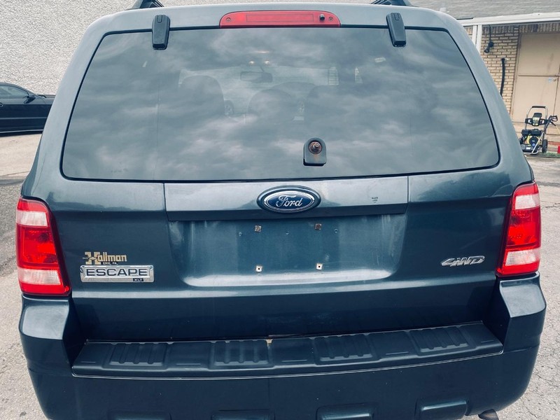 Ford Escape Vehicle Full-screen Gallery Image 04
