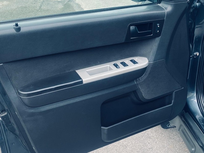 Ford Escape Vehicle Full-screen Gallery Image 11