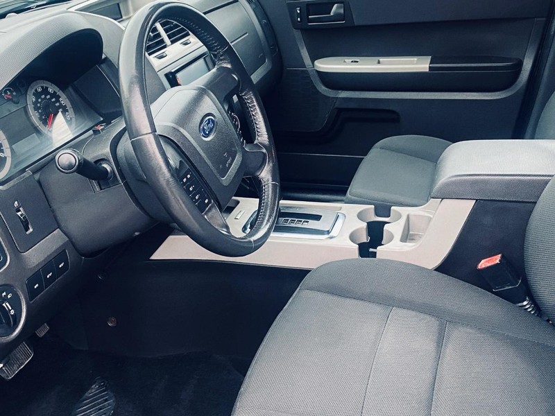 Ford Escape Vehicle Full-screen Gallery Image 12