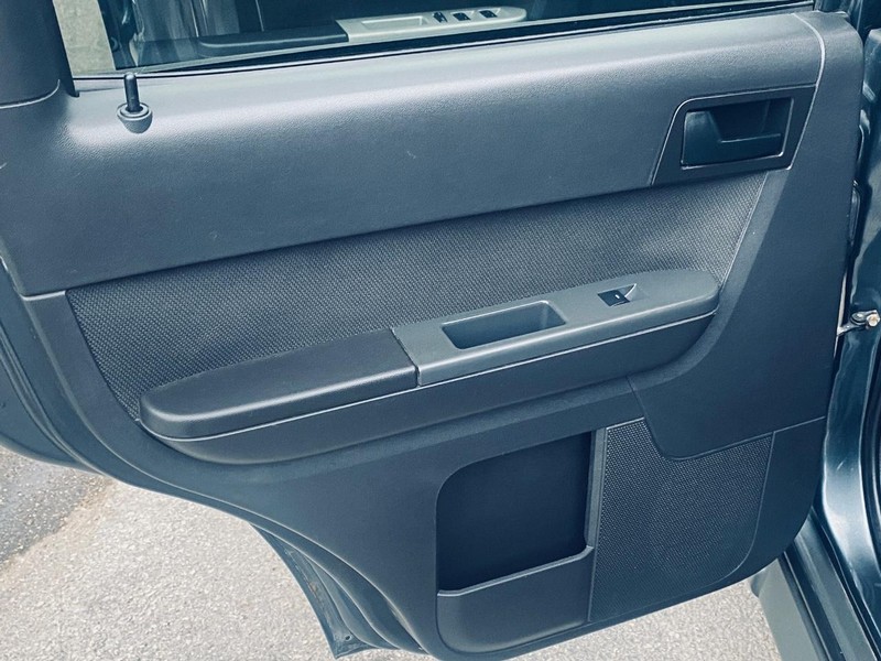 Ford Escape Vehicle Full-screen Gallery Image 13