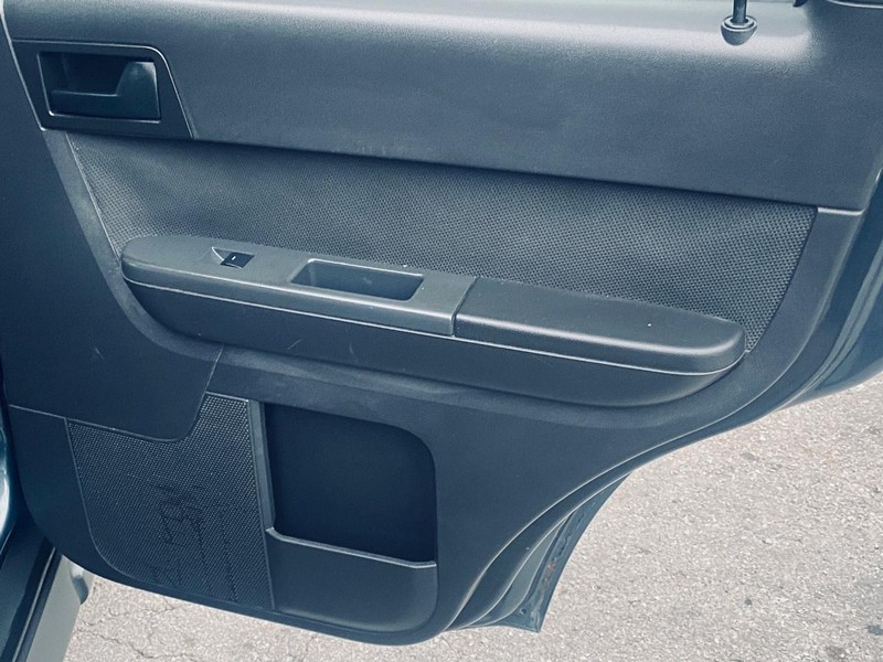 Ford Escape Vehicle Full-screen Gallery Image 16